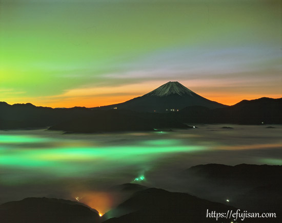 山梨県富士川町で撮影した夜の雲海と富士山