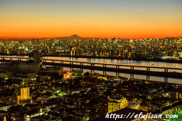 フィルター無しで撮影した東京の夜景と富士山｜広角レンズを使用して撮影