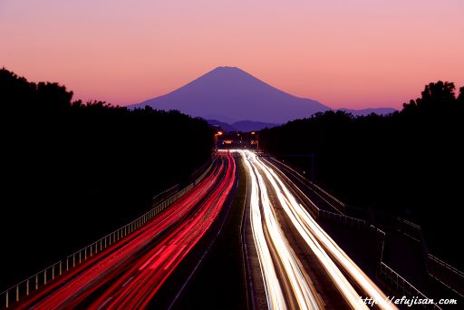 茅ヶ崎海岸で撮影した富士山と車の光跡1