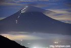 御坂峠から真夏の夜に見た笠雲と富士山