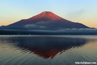 山中湖から見た赤富士と逆さ富士