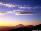 山梨県丸山林道で撮影した早朝の吊るし雲と富士山