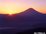 山梨県櫛形山のご来光と富士山