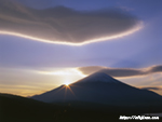 山梨県山中湖からの夕日と吊るし雲そして富士山